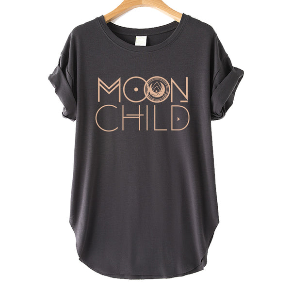 Playera Holgada Moon Child con Hombros Caídos y Estampado de Letras - Image 3