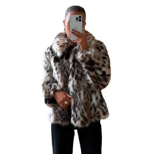 Abrigo Corto de Leopardo con Cuello Solapa y Textura Peluda de Lujo - Image 3