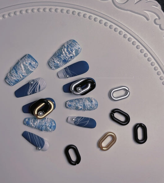 Uñas Postizas de Diseño con Perforaciones - Nail Art Personalizado Europeo - Image 4