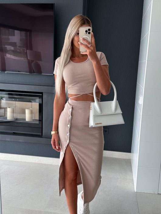 Conjunto Casual Dos Piezas: Blusa Manga Corta con Falda Midi Envolvente - Image 4