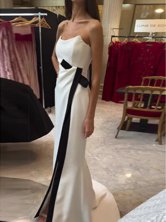 Vestido Negro y Blanco con Abertura Elegante sin Tirantes - Image 3