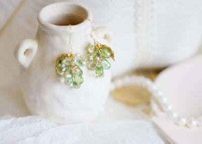 Aretes de Uva con Cuentas de Vidrio y Borla Delicada - Image 6