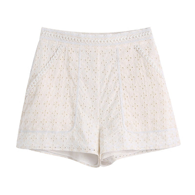 Conjunto Elegante de Blusa y Shorts con Bordado Calado - Image 4