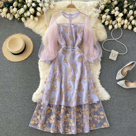 Vestido Elegante con Mangas Linterna de Malla y Bordado Calado