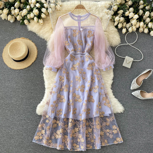 Vestido Elegante con Mangas Linterna de Malla y Bordado Calado
