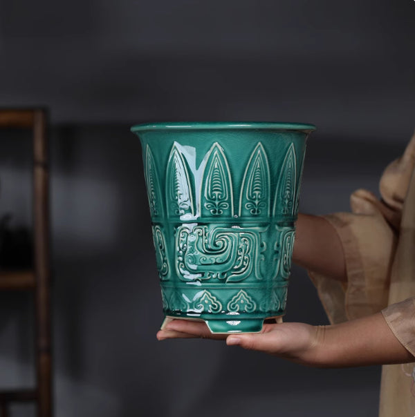 Maceta Celadón Artesanal con Patrón de Grieta y Patas de Bestia