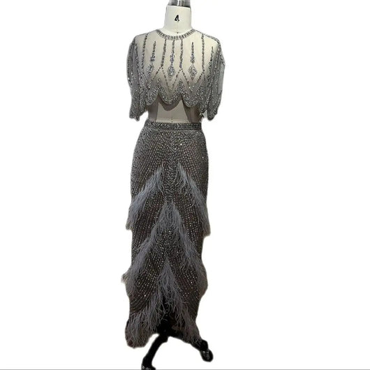Vestido de Noche Elegante Slim Fit con Chal Pluma Plateado para Anfitriona - Image 5
