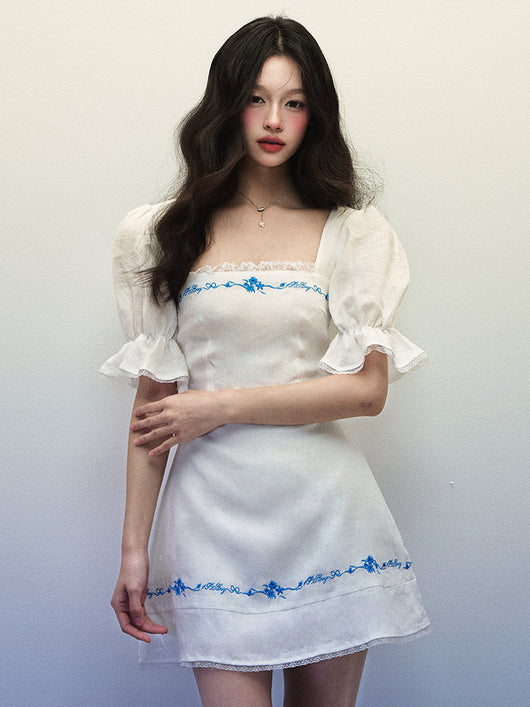 Vestido de Lino Blanco con Bordado Azul y Cuello Generoso - Manga Corta Verano - Image 2