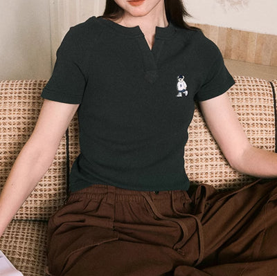 Camiseta Entallada Cuello V para Mujer - Diseño Minimalista - Image 8