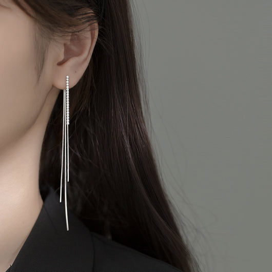 Aretes Largos de Cadena Ósea con Borla y Diamantes - Estilo Minimalista Frío - Image 2