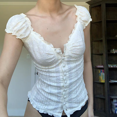 Blusa Elegante de Encaje con Escote Bajo y Hombros Plisados - Image 15