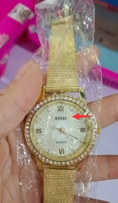 Reloj Electrónico Unisex con Pulsera de Malla Dorada - Image 8