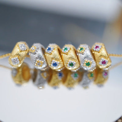 Colgante Artesanal de Oro y Plata con Grabado Tradicional