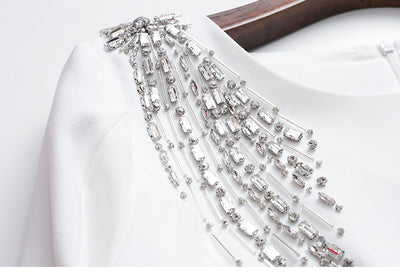 Vestido Elegante con Mangas Acampanadas y Detalles de Diamantes Incrustados - Image 5