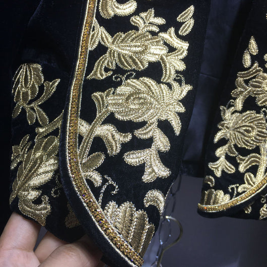 Abrigo Corto Negro Estilo Court con Flores Bordadas - Image 10