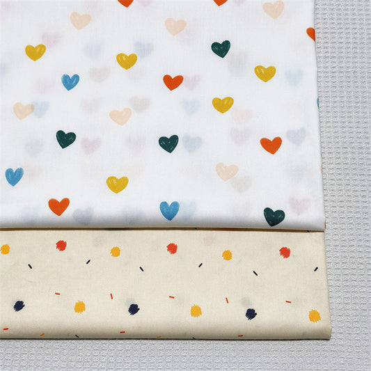 Tela de Algodón Twill con Diseño Geométrico de Corazones, Líneas y Lunares