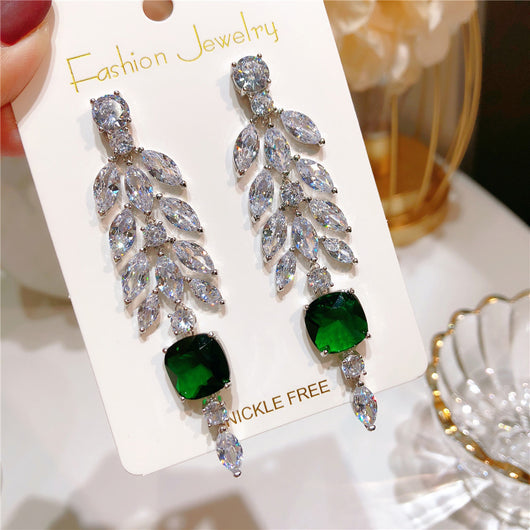 Aretes Largos de Circonita con Borla en Forma de Hoja para Mujer - Image 4