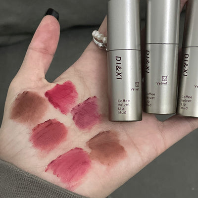 Labial Mate Velvet Tubo Plateado - Tono Leche Té Baja Saturación