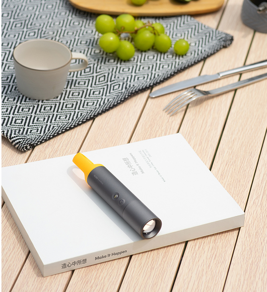 Linterna LED Recargable de Largo Alcance para Emergencias y Aventuras - Image 5