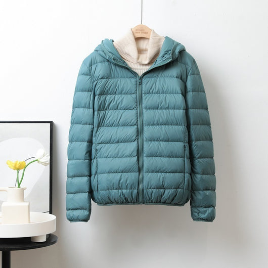 Chaqueta Corta Acolchada de Plumón para Mujer con Capucha y Cuello Alto - Image 10