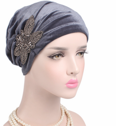 Turbante Velludo con Flores Perladas y Pliegues Elegantes - Image 9