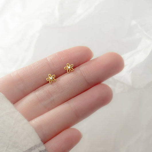 Aretes Flor de Cinco Pétalos - Diseño Floral Elegante para Verano - Image 5
