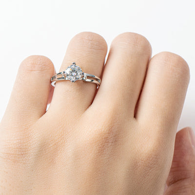 Anillo de Moissanita de 1 Quilate con Diseño de Mariposa de Cuatro Puntas Retorcidas - Image 5