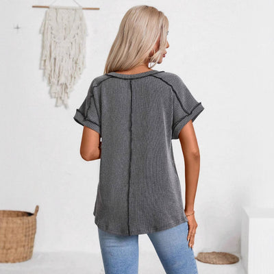 Blusa Deportiva Bicolor con Cuello V y Efecto Twist - Image 3