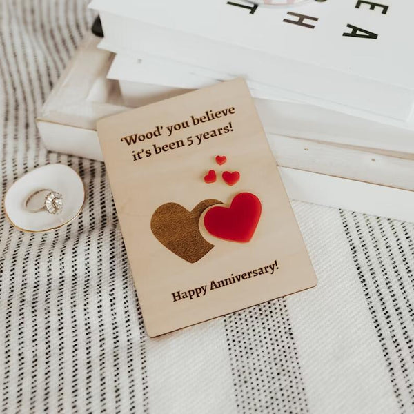 Tarjeta de Aniversario de Boda con Tallado en Madera