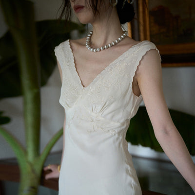 Vestido Elegante Retro Francés con Encaje Onda y Bordado, Cuello V Ajustado - Image 10