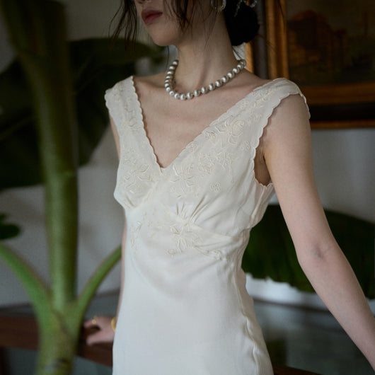 Vestido Elegante Retro Francés con Encaje Onda y Bordado, Cuello V Ajustado - Image 10