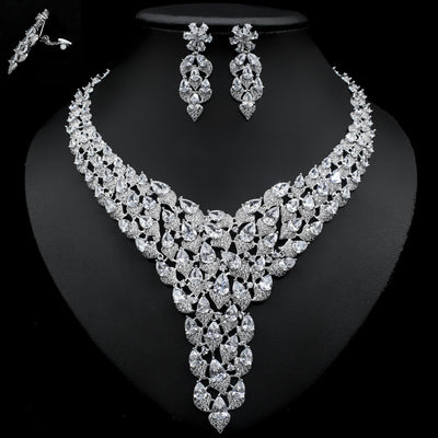 Conjunto de Collar y Aretes de Diamantes Completos con Diseño Exagerado - Image 5