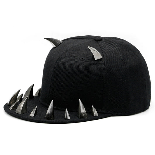 Gorra Hip Hop Punk con Visera Plana y Cuernos Metálicos - Image 4