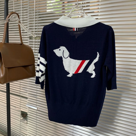 Polo Manga Corta con Patrón de Rayas Finas y Diseño de Perro Salchicha
