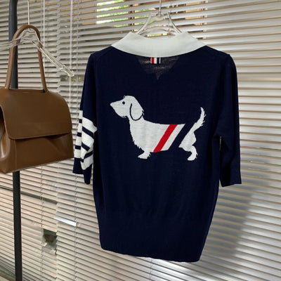 Polo Manga Corta con Patrón de Rayas Finas y Diseño de Perro Salchicha