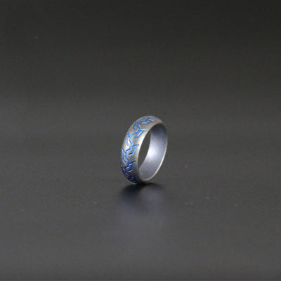 Anillo de Titanio con Patrón de Llanta para Hombre - Image 6