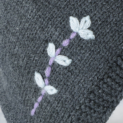 Gorro Tejido con Orejeras Bordadas a Mano - Protección Antiviento - Image 3
