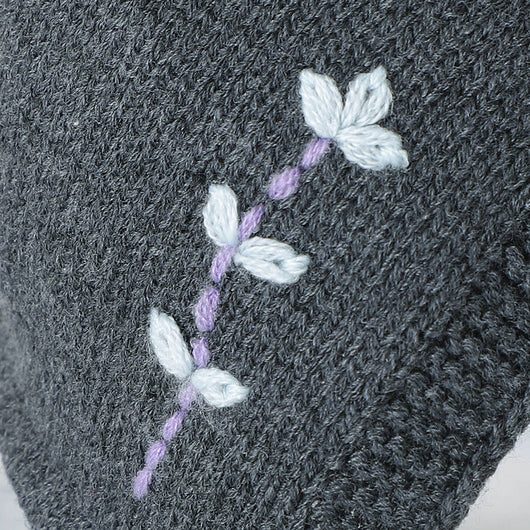 Gorro Tejido con Orejeras Bordadas a Mano - Protección Antiviento - Image 3