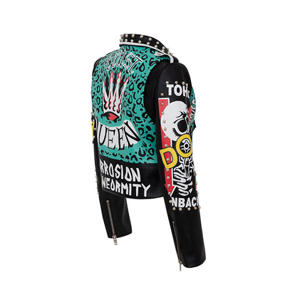 Chaqueta de Cuero Biker con Estampado Graffiti Punk y Insignias Contrastantes - Image 3