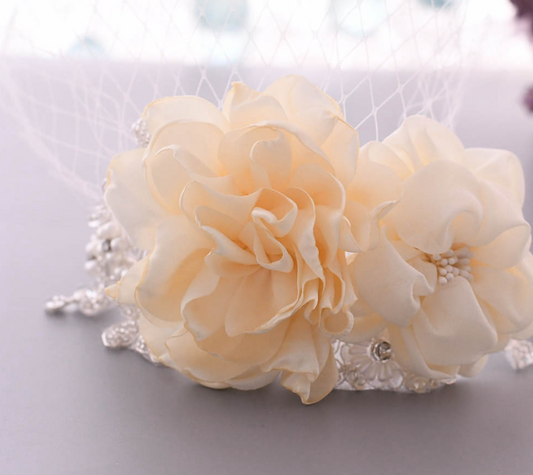 Diadema Nupcial con Flor 3D y Mini Sombrero - Accesorio de Novia Elegante - Image 2