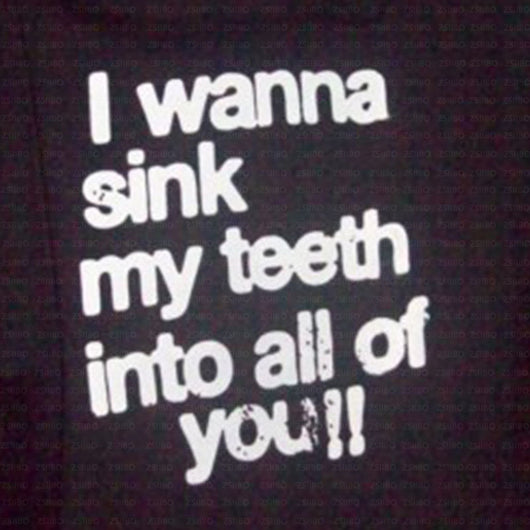Camiseta Slim Fit Unisex con Estampado de Letras - Image 4