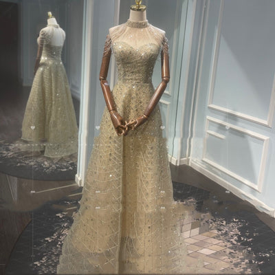 Vestido de Noche Dorado Lujo con Detalle en Cuello - Image 7