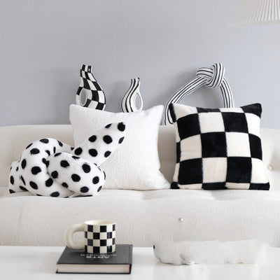 Almohada Decorativa Bordada con Líneas Geométricas Blancas y Negras - Image 7