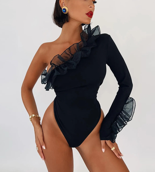 Bodysuit Elegante con Cuello Asimétrico y Manga Volante en Malla
