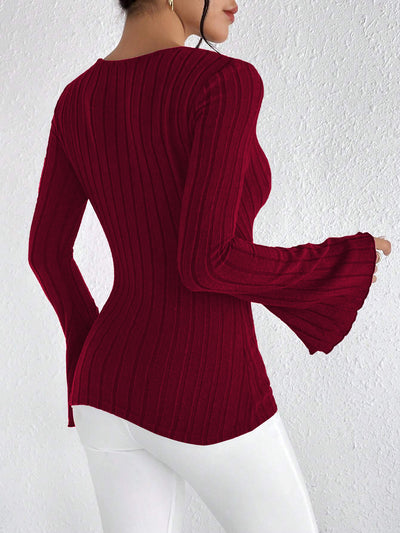 Blusa Base Layer Rojo Vino Cuello V Manga Acampanada Ajustada - Image 11