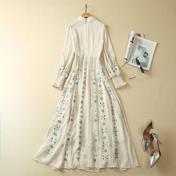 Vestido Ejecutivo Plisado con Cuello Solapa y Bordado Industrial