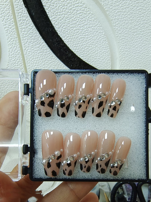 Manicura Estampado Leopardo con Perlas - Acabado Blanco Elegante - Image 10