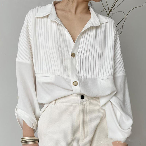 Blusa Blanca Plisada a Rayas con Diseño Minimalista