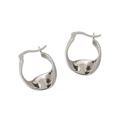 Aretes de plata esterlina con diseño retorcido y acabado brillante - Image 5