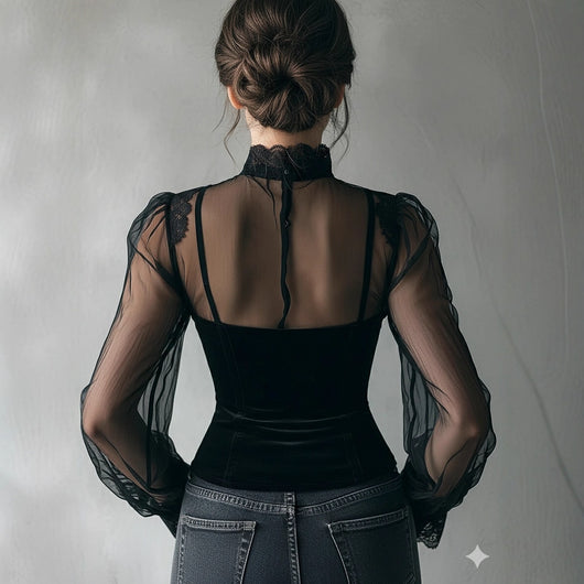 Blusa Negra de Encaje con Paneles de Malla y Detalles Calados - Image 9